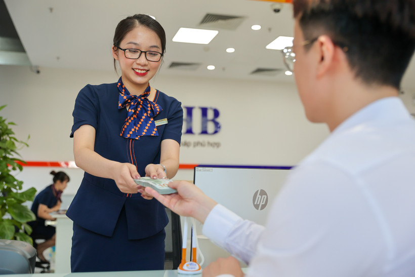 Giao dịch ngoại tệ tại ngân hàng. (Ảnh: PV/Vietnam+)