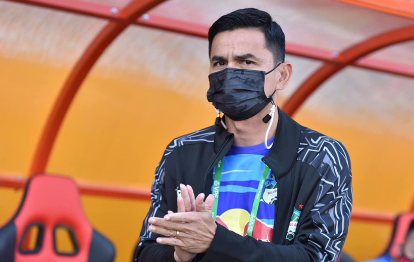 Huấn luyện viên Kiatisak ngay lập tức chỉ đạo Hoàng Anh Gia Lai thi đấu với Viettel sau khi mới vừa khỏi COVID-19. (Ảnh: HAGL FC)