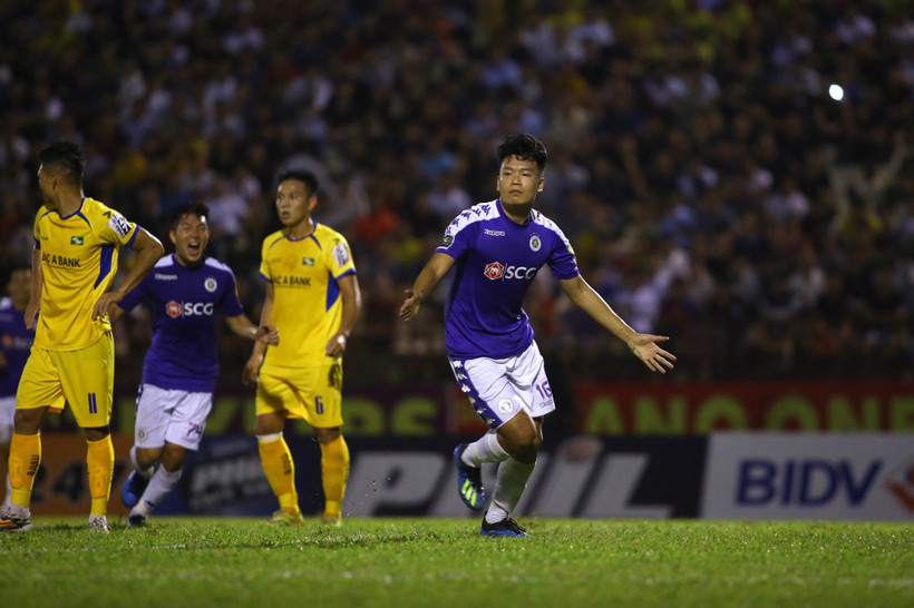 Trung vệ Nguyễn Thành Chung ghi bàn thắng duy nhất giúp Hà Nội FC đánh bại Sông Lam Nghệ An để lên ngôi vô địch V-League 2019 sớm hai vòng đấu. (Ảnh: Ngọc Anh)