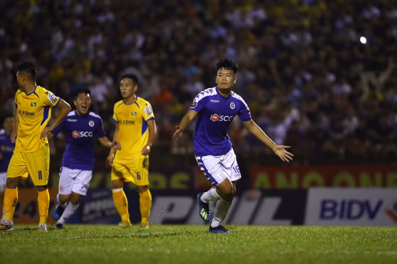 Trung vệ Nguyễn Thành Chung ghi bàn thắng duy nhất giúp Hà Nội FC đánh bại Sông Lam Nghệ An để lên ngôi vô địch V-League 2019 sớm hai vòng đấu. (Ảnh: Ngọc Anh)