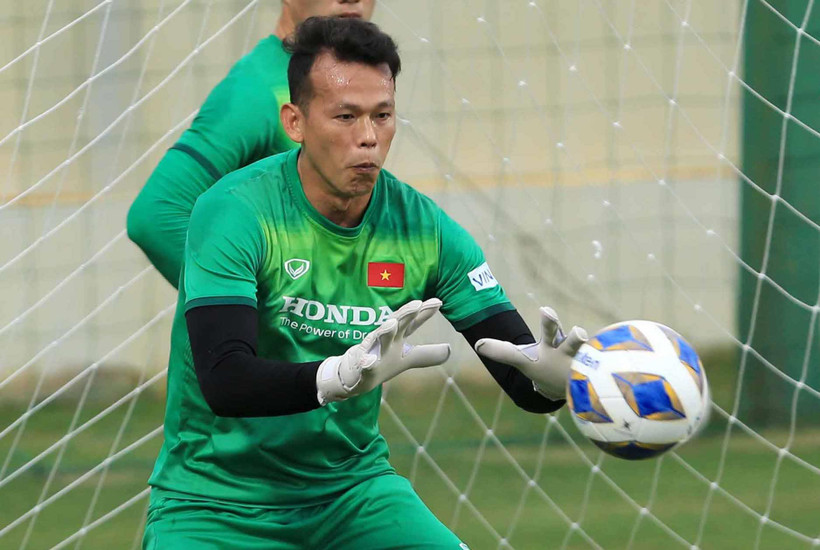 Tấn Trường chiếm suất bắt chính của Đặng Văn Lâm. (Ảnh: VFF) 