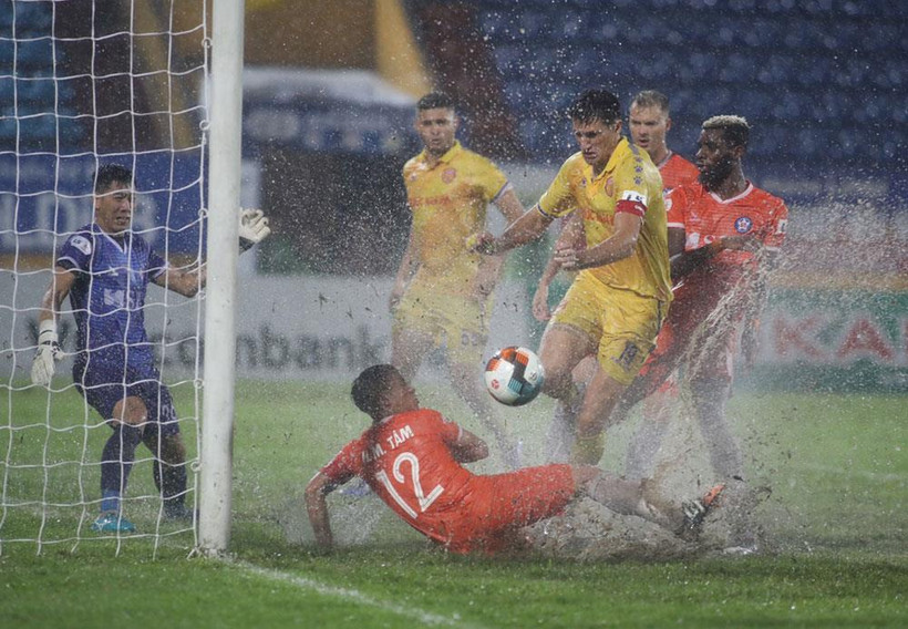 Nam Định và SHB Đà Nẵng phải 'thủy chiến' do mưa lớn. (Ảnh: VPF) 