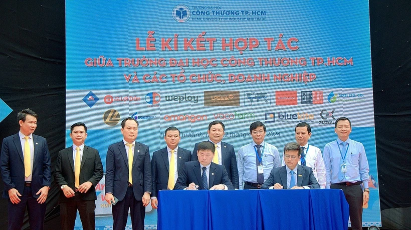 Đại diện LPBank và Đại học Công Thương Thành phố Hồ Chí Minh ký kết thỏa thuận hợp tác. (Ảnh: Vietnam+)