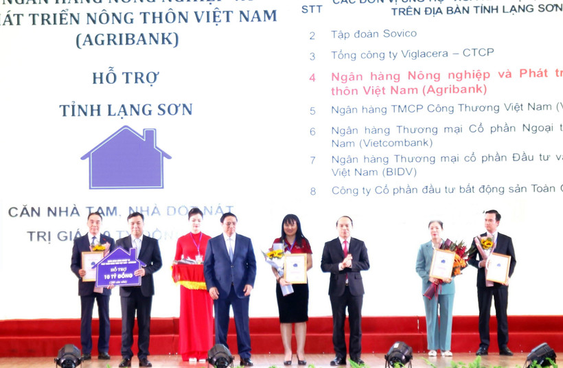 Đại diện Agribank - Đ/c Phùng Thị Bình Phó Tổng Giám đốc (thứ 5 từ trái sang) trao biểu trưng tài trợ 10 tỷ đồng (Ảnh: Vietnam+)