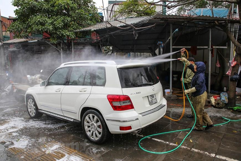 Trước sự lây lan của dịch gây viêm phổi cấp, việc giữ chiếc ô tô luôn sạch sẽ là điều rất cần thiết để đảm bảo sức khỏe. (Ảnh: PV/Vietnam+)