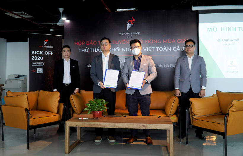 Buổi lễ ký biên bản ghi nhớ Cuộc thi khởi nghiệp dành cho người Việt trên toàn cầu VietChallenge 2020. (Ảnh: Minh Hiếu/Vietnam+)