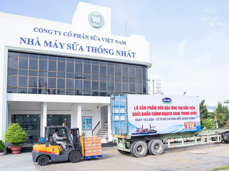 Lô sản phẩm sữa đặc Ông Thọ được đưa vào container chuẩn bị xuất đi Trung Quốc từ Nhà máy sữa Thống Nhất của Vinamilk (Ảnh: Dũng Đỗ/Vietnam+)