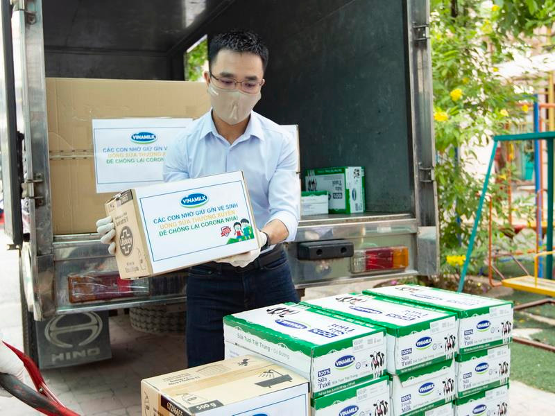 Trên mỗi thùng sữa, khẩu trang, nước rửa tay đều được dán những lời chúc dễ thương của nhân viên Vinamilk gửi đến các em