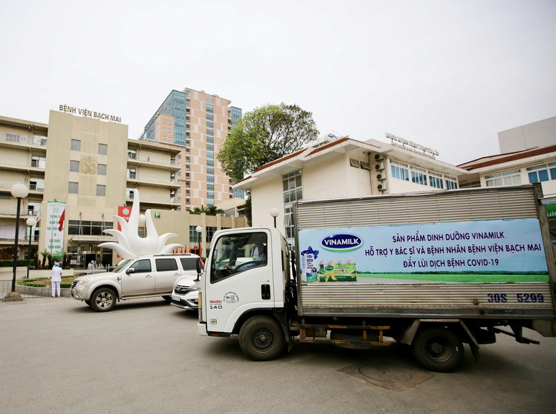 Vinamilk đã tổ chức ngay các chuyến xe đưa sản phẩm sữa đến bệnh viện Bạch Mai trong ngày 31/03 và những ngày sắp tới (Ảnh: Dũng Đỗ/Vietnam+)
