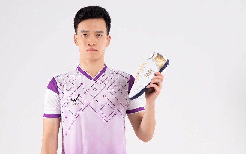 Hoàng Đức tham gia sự kiện ra mắt mẫu giày bóng đá mang thương hiệu Wika HĐ 14 vào sáng nay (15/2) tại Hà Nội. (Ảnh: PV/Vietnam+)