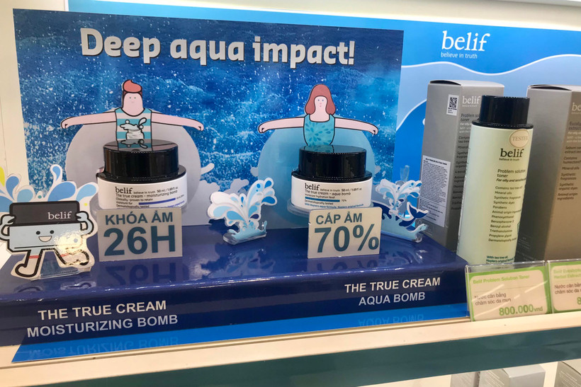 Các sản phẩm dưỡng ẩm, cấp ẩm cho da đang được nhiều chị em phụ nữ quan tâm trong những ngày thời tiết Thủ đô chuyển lạnh. (Ảnh: Việt Anh/Vietnam+)