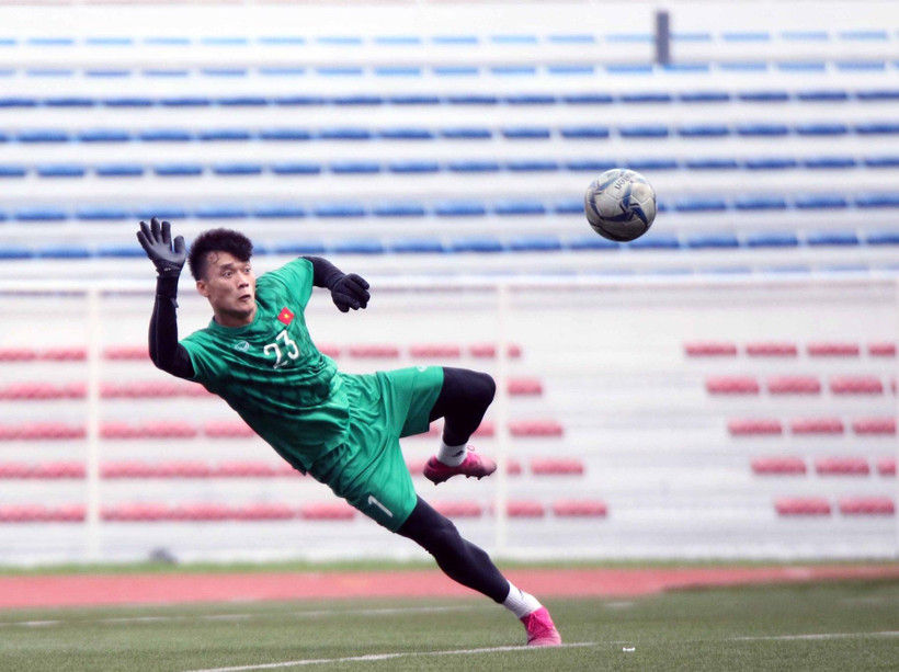 Thủ môn Bùi Tiến Dũng nhiều khả năng được bắt chính trước U22 Campuchia sau sai lầm ở trận đấu với U22 Indonesia. (Ảnh: VFF)