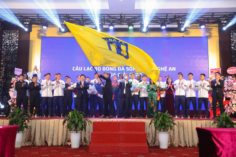 Hình ảnh Lễ xuất quân của câu lạc bộ Sông Lam Nghệ An trước thềm mùa giải mới 2022. (Ảnh: CTV/Vietnam+) 