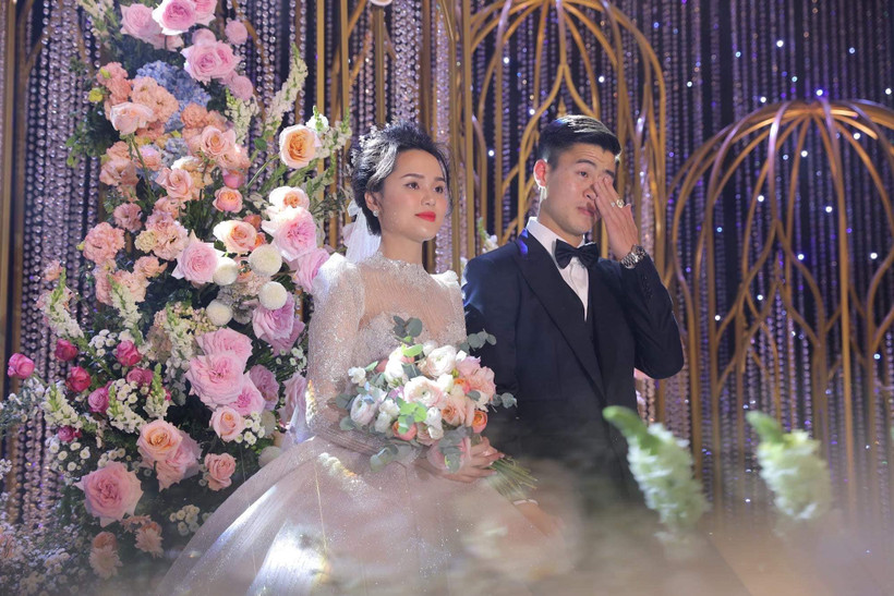 Hà Nội FC khẳng định thông tin tuyển thủ Duy Mạnh xích mích, có hành động không đẹp với vợ là không chính xác. (Ảnh: FBNV) 