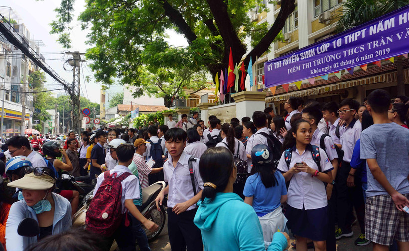 Nhiều phụ huynh đứng chờ con em tại điểm thi Trường Trung học cơ sở Trần Văn Ơn (Quận 1). (Ảnh: Thu Hoài/TTXVN)