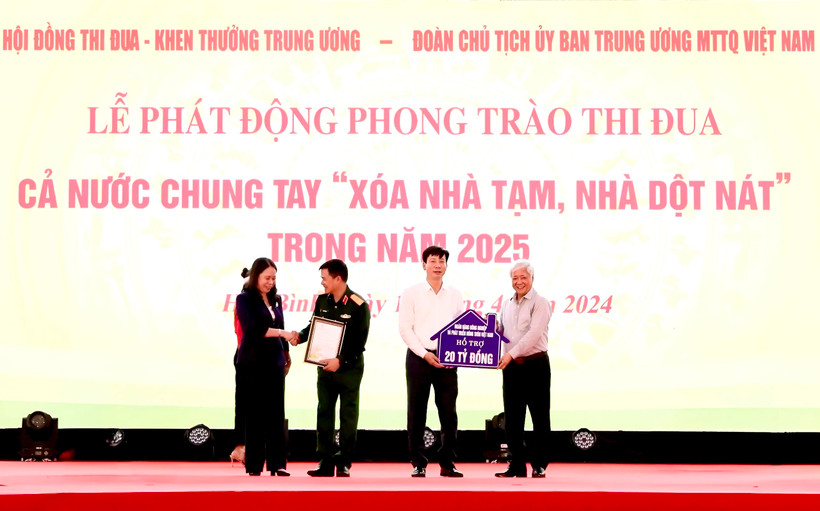Ông Phạm Đức Tuấn – Thành viên Hội đồng Thành viên, Chủ tịch Công đoàn Agribank (thứ 2 từ phải qua) trao biểu trưng tài trợ 20 tỷ đồng của Agribank. (Ảnh: Vietnam+)