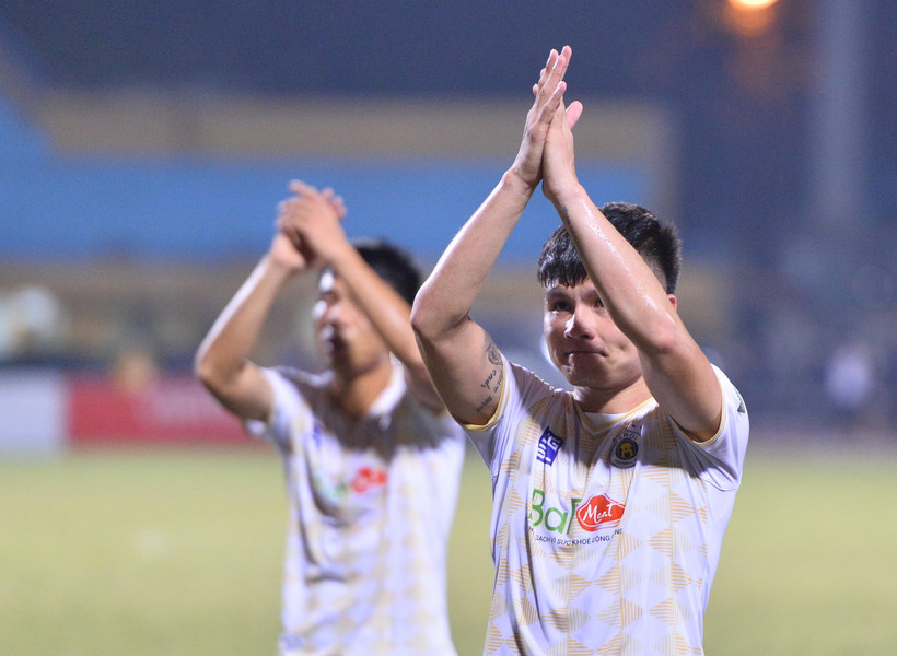 Quang Hải xúc động nói lời chia tay cổ động viên Hà Nội FC. (Ảnh: PV/Vietnam+) 