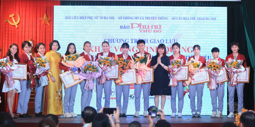 48 nữ vận động viên, 6 nữ huấn luyện viên thuộc đoàn thể thao Hà Nội được vinh danh sau SEA Games 31. (Ảnh: PV/Vietnam+)