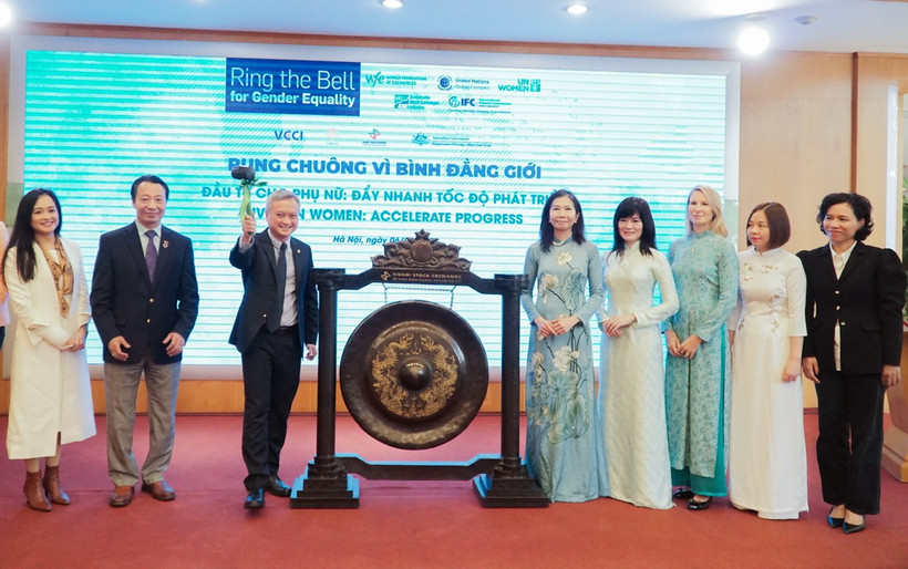 Các đại biểu cùng hưởng ứng chiến dịch “Rung chuông vì bình đẳng giới” diễn ra tại HNX. (Ảnh: Vietnam+)