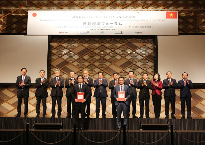 Đại diện VietinBank và JBIC ký kết Biên bản ghi nhớ. (Ảnh: Vietnam+)