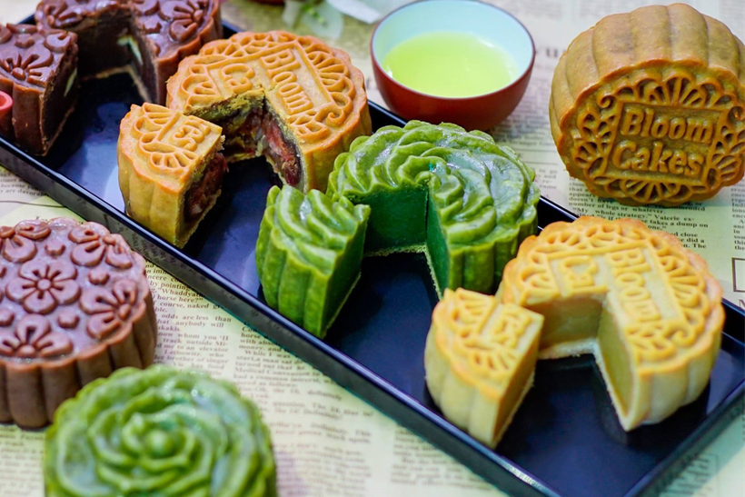 Bất chấp việc phải "còng lưng" gánh giá nguyên liệu đầu vào, nhiều chủ tiệm bánh Trung Thu handmade vẫn quyết định không tăng giá nhằm giữ chân khách hàng. (Ảnh minh họa)