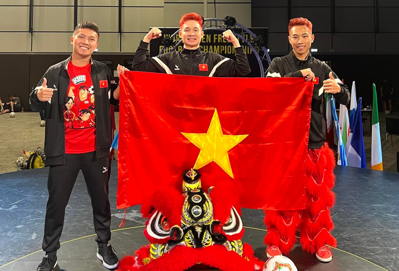 DKP Team giành huy chương bạc nội dung biểu diễn đồng đội ở giải tâng bóng nghệ thuật Super Ball 2022. (Ảnh: CTV/Vietnam+) 