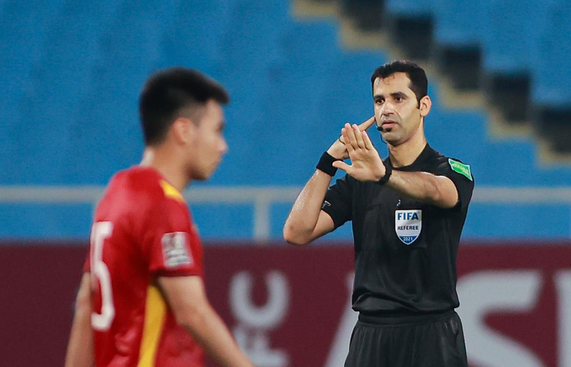 Trọng tài chính trận đấu Việt Nam-Australia, ông Abdulrahman Ibrahim Al-Jassim. (Ảnh: Hiển Nguyễn/Vietnam+) 