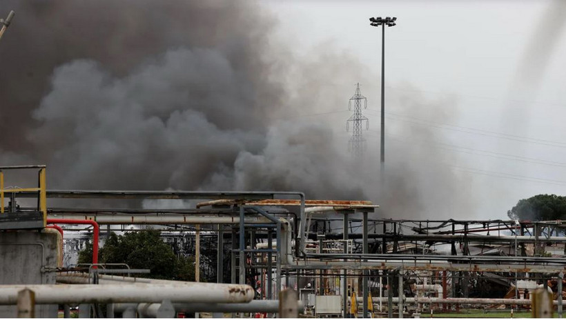Đám khói bốc lên sau vụ hỏa hoạn tại cơ sở của công ty ENI ở Calenzano, gần Florence. (Nguồn: Shutterstock)