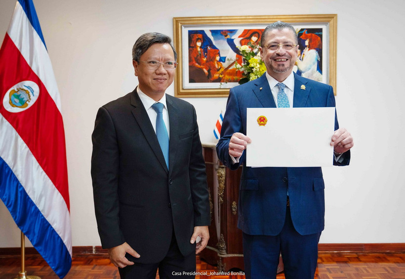 Đại sứ Việt Nam tại Cuba, kiêm nhiệm Costa Rica Lê Quang Long trang trọng trình Quốc thư lên Tổng thống Rodrigo Chaves Robles. (Nguồn: TTXVN) 