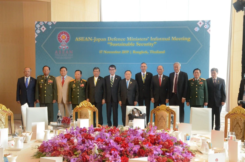 Cuộc gặp giữa các Bộ trưởng Quốc phòng ASEAN với Bộ trưởng Quốc phòng Nhật Bản Taro Kono. (Ảnh: Ngọc Quang/TTXVN)