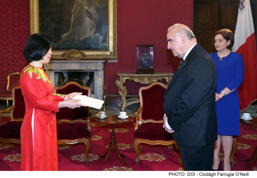 Đại sứ Nguyễn Thị Bích Huệ trình Thư ủy nhiệm lên Tổng thống Malta George Vella. (Nguồn: Phủ Tổng thống Malta)