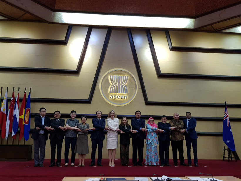 Các đại biểu chụp ảnh trước phiên họp. (Nguồn: Đỗ Quyên/TTXVN)