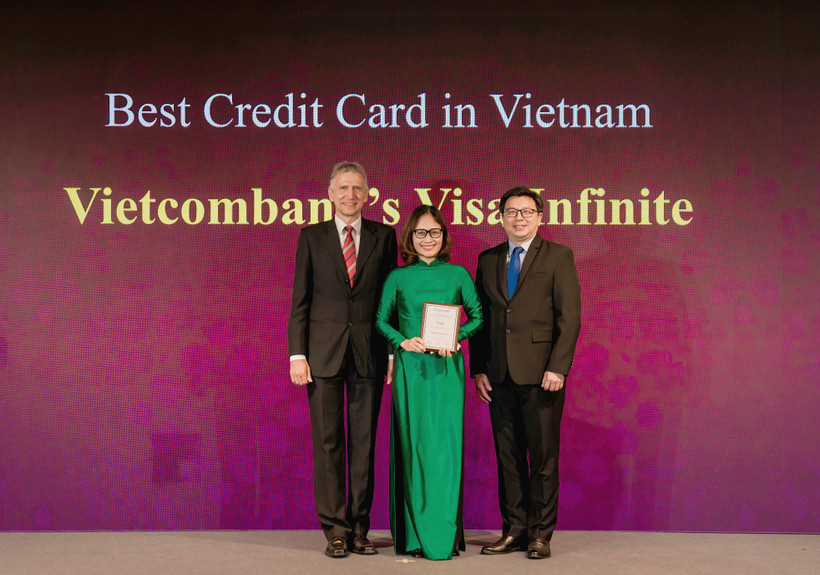 Bà Trần Thị Hạnh – Trưởng Phòng Phát triển Sản phẩm Bán lẻ đại diện Vietcombank nhận giải Thẻ tín dụng tốt nhất Việt Nam năm 2024. (Ảnh: Vietnam+)