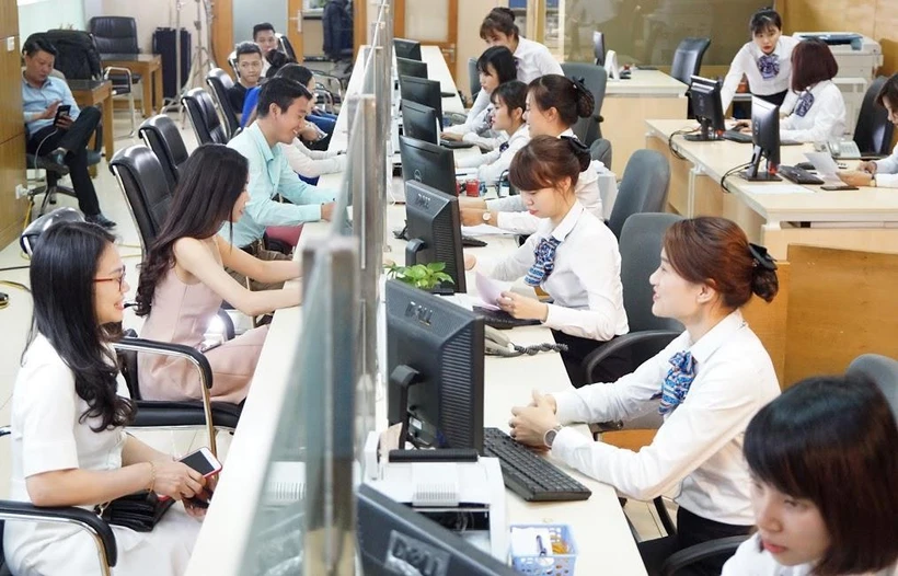Giao dịch tại LienVietPostBank. (Ảnh: CTV/Vietnam+)