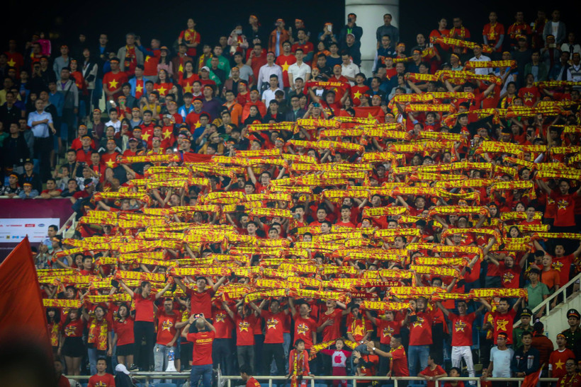 khán giả phải đeo khẩu trang trong toàn bộ thời gian có mặt tại sân Mỹ Đình ở hai trận đấu sắp tới của đội tuyển Việt Nam. (Ảnh: CTV/Vietnam+) 
