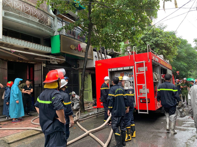 Lực lượng Cảnh sát Phòng cháy chữa cháy đã khống chế, dập tắt đám cháy và cứu hộ thành công 3 nạn nhân trong vụ hỏa hoạn shop quần áo có địa chỉ số 8, ngõ 12, phố Núi Trúc, phường Giảng Võ, Ba Đình, Hà Nội. (Ảnh: PV/Vietnam+)
