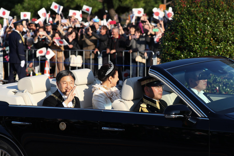 Nhật hoàng Naruhito và Hoàng hậu Masako tại lễ diễu hành ở Tokyo, Nhật Bản, ngày 10/11/2019. (Ảnh: AFP/TTXVN)