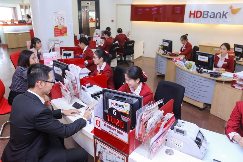 Giao dịch tại HDBank. (Ảnh: CTV/Vietnam+)