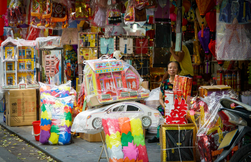 Tuy nhiên năm nay do ảnh hưởng của dịch COVID-19 nên lượng người mua bán đã giảm đi đáng kể, suốt dọc phố, cửa hàng bán vàng mã chỉ đếm trên đầu ngón tay. (Ảnh: Minh Hiếu/Vietnam+)