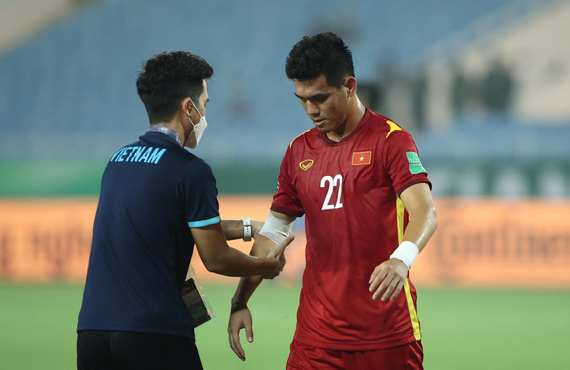 Tiền đạo Tiến Linh hai lần phải nhờ tới sự chăm sóc của bác sỹ ở trận gặp Oman vào tối 24/3. (Ảnh: PV/Vietnam+) 