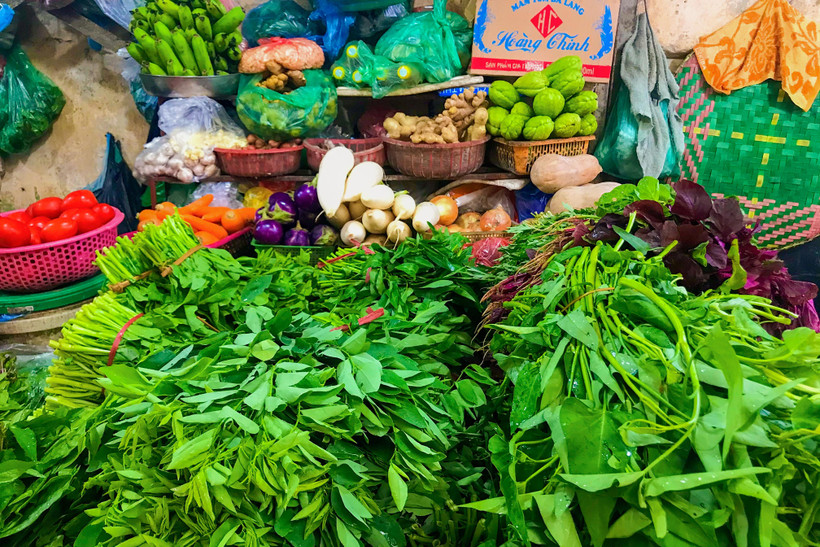 Giá xăng đã giảm về mức thấp nhất từ đầu năm nhưng các mặt hàng thực phẩm như rau xanh, thịt, cá... chưa ghi nhận mức giảm tương xứng. (Ảnh: Việt Anh/Vietnam+)