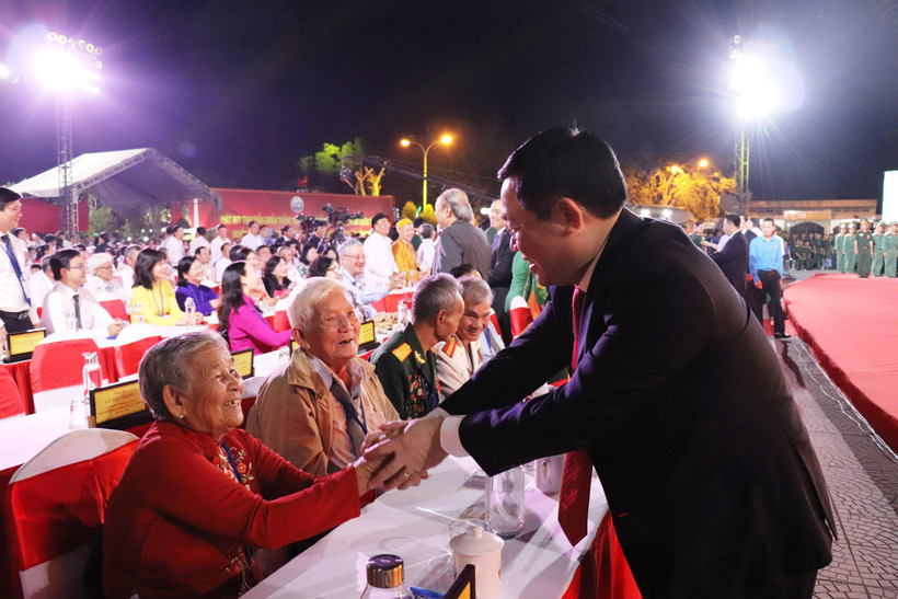 Phó Thủ tướng Chính phủ Vương Đình Huệ thăm hỏi các Mẹ Việt Nam Anh hùng, Anh hùng lực lượng vũ trang tại buổi lễ. (Ảnh: Lê Đức Hoảnh/TTXVN)