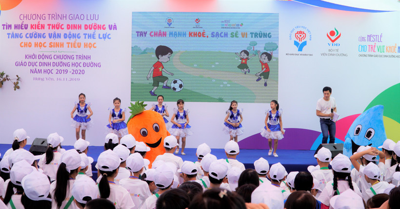 Chương trình giao lưu tìm hiểu kiến thức dinh dưỡng và tăng cường vận động thể lực cho học sinh với sự tham gia của 5 trường tiểu học tại tỉnh Hưng Yên. (Ảnh: Minh Hiếu/Vietnam+)