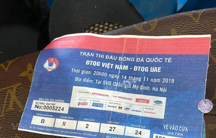 Vé bóng đá giả có thể dễ dàng lọt qua cổng soát vé một cách dễ dàng. (Ảnh: Vietnam+)
