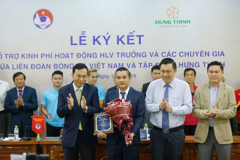 Liên đoàn bóng đá Việt Nam nhận được nhiều sự hỗ trợ của các doanh nghiệp trong việc trả lương cho huấn luyện viên Park Hang-seo. (Ảnh: Nguyên An)