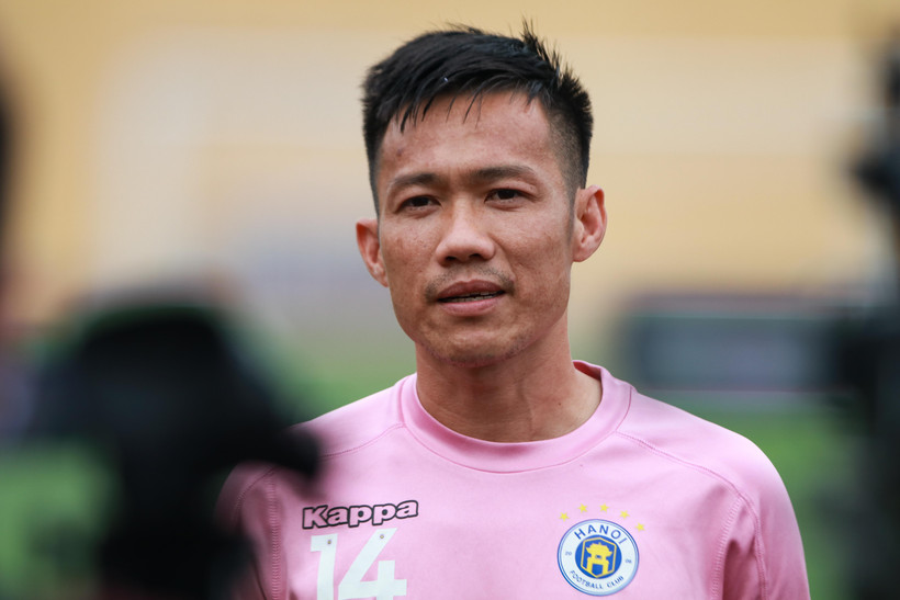 Tiền vệ Lê Tấn Tài trả lời truyền thông chiều 8/9. (Ảnh: Hiển Nguyễn/Vietnam+) 