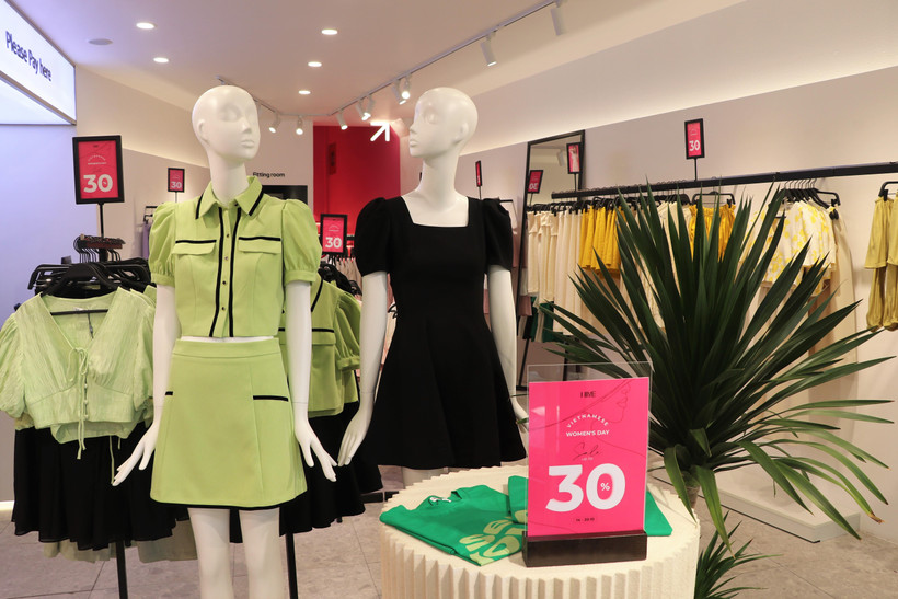 Nhiều cửa hàng thời trang tại Hà Nội bắt đầu chạy khuyến mãi nhằm phục vụ Ngày Phụ nữ Việt Nam 20/10. (Ảnh: Việt Anh/Vietnam+)