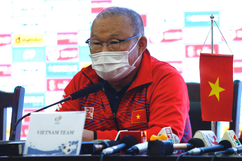 Huấn luyện viên Park Hang-seo trả lời họp báo trước trận chung kết SEA Games 31. (Ảnh: Vietnam+) 