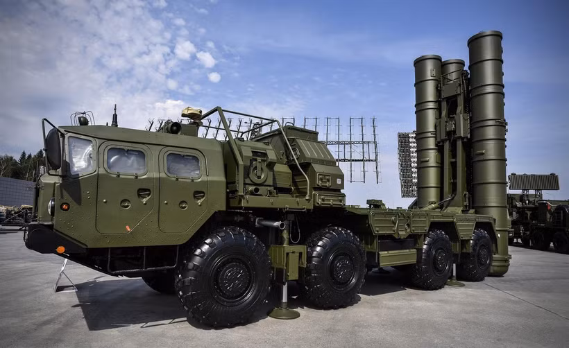 Tên lửa phòng không S-400 trưng bày tại Moskva, Nga, trong khuôn khổ Diễn đàn Kỹ thuật- Quân sự Quốc tế 2017. (Ảnh: AFP/TTXVN)