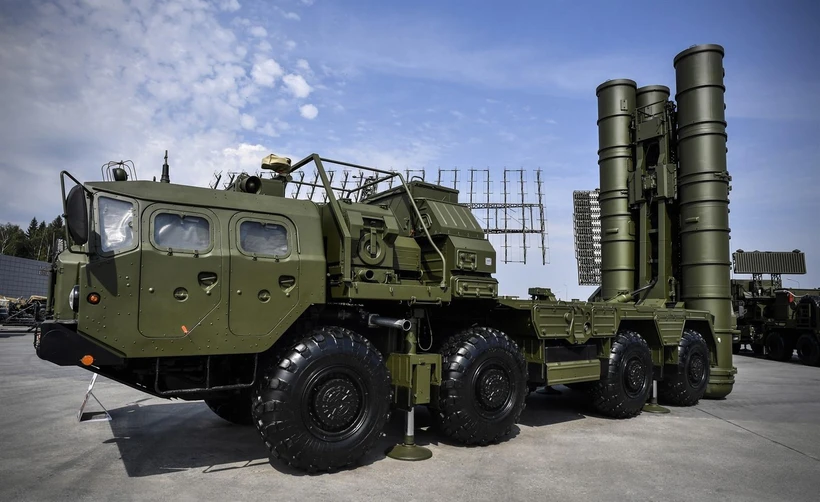 Tên lửa phòng không S-400 trưng bày tại Moskva, Nga, trong khuôn khổ Diễn đàn Kỹ thuật- Quân sự Quốc tế 2017. (Ảnh: AFP/TTXVN)